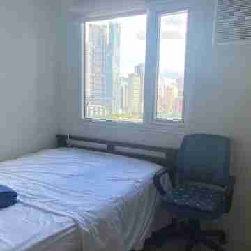 1-bedroom with AC and WiFi in fabulous Makati Rooms