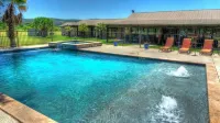 6-bedroom Lodge on 12 acres in Concan, Texas.  Swimming pool & hot tub. - Swimmingpools