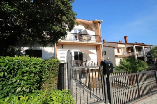 Blue Adria Suite 1 - romantic for 2 on the footpath to the beach and city center