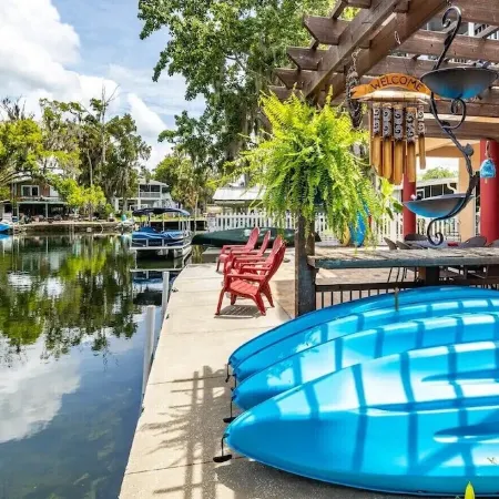Bigfoot Bungalow -Enjoy being directly on the clear waters of Weeki Wachee River