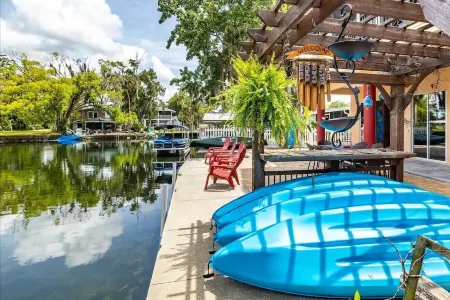 Bigfoot Bungalow -Enjoy being directly on the clear waters of Weeki Wachee River Отели в г. Уэки-Уочи-Гарденс