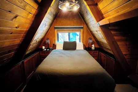 Postcard West Shore Tahoe Cabin Отели в г. Tahoma