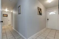 4-bedroom-20 minutes from Airport & Riverwalk Space for everyone bring them all! 키르비 호텔