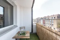 - Forest Retreat Deluxe-2 Bedroom Apartment with TV & Netflix - King Size Beds -