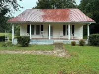 Charming 3-bedroom farmhouse with 2 full baths in a quiet country setting. Hotels in Giles County