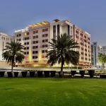 Golden Tulip Muscat - Bãi đậu xe