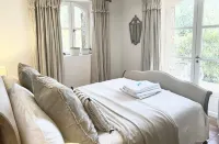 Beautiful stone house in St Clements Vineyards Hotels in La Garde-Freinet