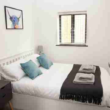 Luxury home from home, free parking, walk into Bath Rooms