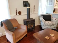 Enjoy this cozy cottage, 10 minutes from Bay Beach in Crystal Beach. Hotels in Fort Erie