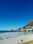 Quaint Cottage with tranquil garden and swimming pool .  Near beach  !