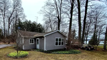 3Br Cottage on SE Lake Leelanau with Private Beach, Marina and Playground!