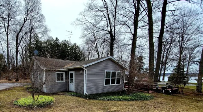 3Br Cottage on SE Lake Leelanau with Private Beach, Marina and Playground!
