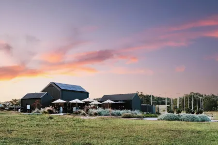 Cascade - Luxe 2-bedroom villa at Small Batch Brewery & Hop Farm on 40 acres Отели в г. Budgee Budgee