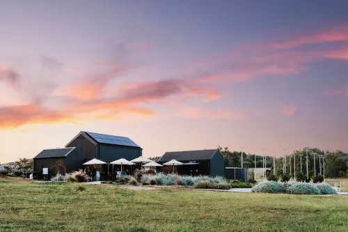 Cascade - Luxe 2-bedroom villa at Small Batch Brewery & Hop Farm on 40 acres Budgee Budgee 호텔