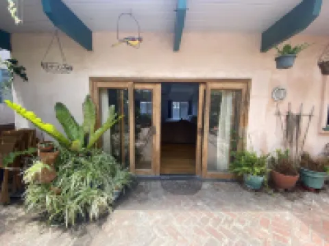 Lois Lane's Large Lovely Manhattan Beach Studio!