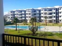 Pleasant & spacious apartment with two large balconies overlooking two swimming pools Hotel in zona Golf de Cabo Negro