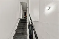 Cozy Midcentury 2Bd - Walk to Restaurants, Westport, & Museums - Free Parking