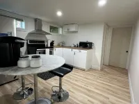 Cozy Private Bachelor Unit King Size bed. Hotels in Riverview