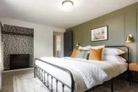 King Size Bed, Work Desk, Near Hwy, Laundry Room Access, Nearby Parking