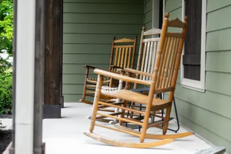 Greenbrier Landing: Tranquil Luxury on 6 Acres