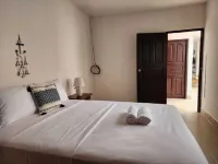 Casa Yemaya|1 Block from La Calzada |3BD |Sleeps 6 people|Parking Hotels in 