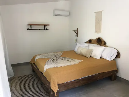 Honeymoon apt with mini fridge and pool view