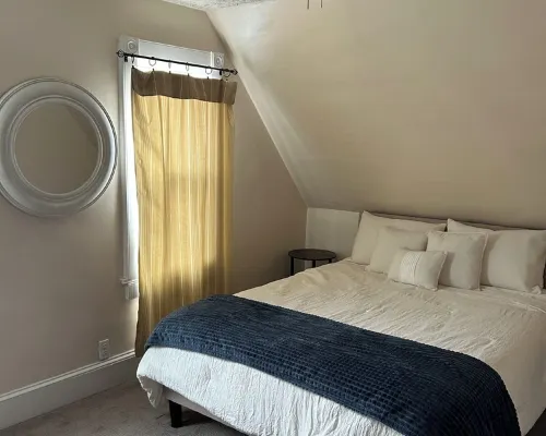 Cozy charming home Hoteles en Irondequoit