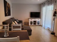 5 minutes from the beach, bus terminal and nightlife!