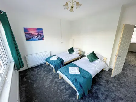 Perfect for Contractors & Families! 7 Beds Free Parking Отели в г. Олдбери