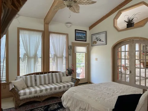 Windmill Gardens Inn "Penthouse" by Galveston Bay is a cozy tropical hideaway!