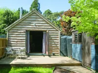 Idyllic Log Cabin with Log-fired Hot Tub nestled in a Forest Clearing Hotels in Wareham