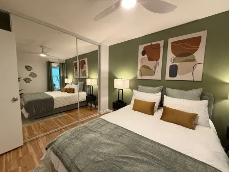 Oceanfront Escape - Steps to Beach - Stunning Views & Balcony Отели в г. Редондо-Бич