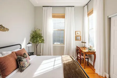 Charming Victorian Retreat 4BD-2BT-1 off street parking. Отели рядом с достопримечательностью «Центр Конвенции Окленда»