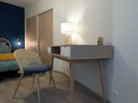 Comfortable apartment in Aurillac - Wifi, parking and peace and quiet โรงแรมในโอรียัก