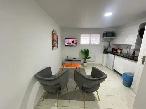 Le Refuge Coloré à 15 Minutes de Paris Hotels in Bobigny