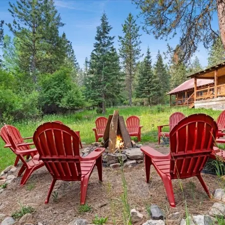 Cozy 4-bedroom cabin with WiFi, AC in charming Garden Valley