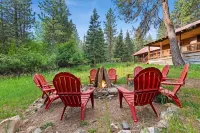 Cozy 4-bedroom cabin with WiFi, AC in charming Garden Valley