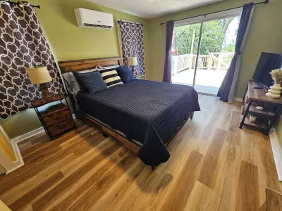 Charming 2-bedroom house - Stunning Views of Lake Minneola in Heart of Downtown Hotels near Clermont Performing Arts Center