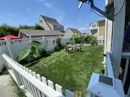 Meticulously clean and very cozy just blocks to the beach!