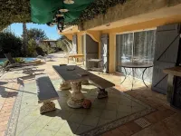 Type 2 apartment in the heart of the Provencal countryside with swimming pool and parking lot Hotels in Auriol