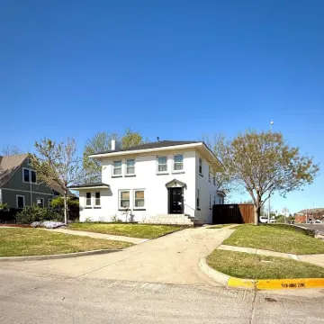 Restored 1935, 3-bedroom house, less than a mile to campus & downtown