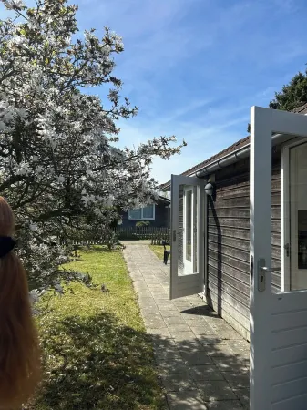 Small cottage not far from the Schoorl dunes - ideal for a break by the sea Отели в г. Warmenhuizen