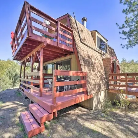 Cute colorful alpine cabin with Hot Tub!