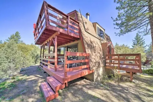 Cute colorful alpine cabin with Hot Tub!