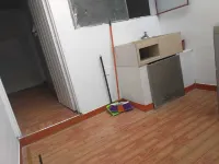 La casa está ubicada cerca al centro, parqueadero gratis para vehículo mediano.