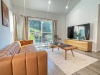 Sunny 1BR with Spacious Outdoor Lounge - SH4 Hotels in Ladera Heights