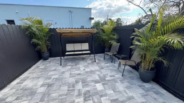 Private apt, king bed, laundry inside