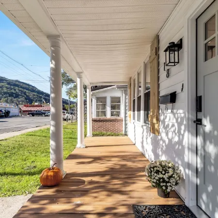 Charming 1-bedroom house in welcoming Big Stone Gap Virginia! Отели в г. Уайз