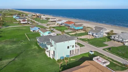 Heated Pool-Hot Tub / 6 Bed 6 Bath / Steps to Beach