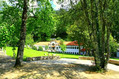 Casa da Rocha Casa de Estilo Rural Situada na Vila de Termas de Caldelas Hotels in Amares